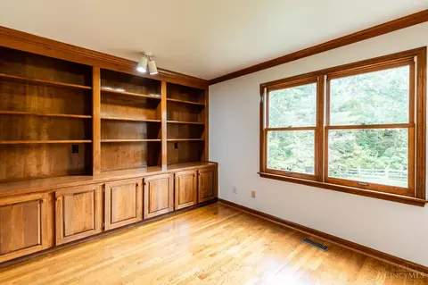 Living - 8931 Terwilligers Trl, Montgomery, OH 45249 photo 6 of 10