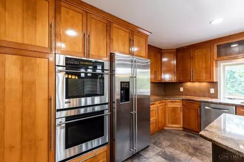 Kitchen - 8931 Terwilligers Trl, Montgomery, OH 45249 photo 6 of 9