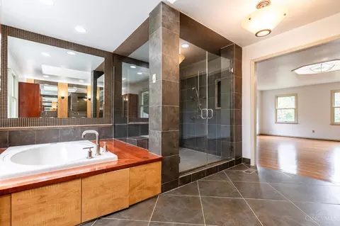 Bath - 8931 Terwilligers Trl, Montgomery, OH 45249 photo 5 of 10