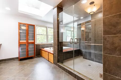 Bath - 8931 Terwilligers Trl, Montgomery, OH 45249 photo 3 of 10
