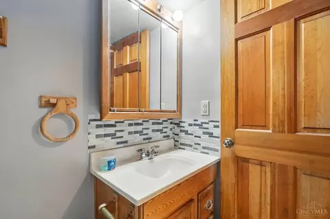 Bath - 848 Hanson Dr, Forest Park, OH 45240 photo 4 of 4