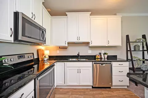 Kitchen - 7917 Oakbridge Way, Cincinnati, OH 45248 photo 4 of 5