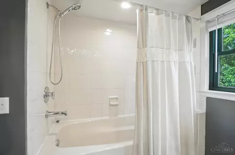 Bath - 3862 Settle Rd, Mariemont, OH 45227 photo 6 of 7