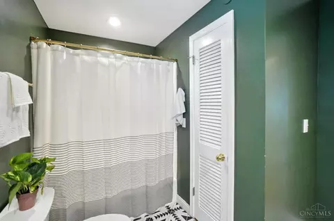 Bath - 3862 Settle Rd, Mariemont, OH 45227 photo 3 of 7