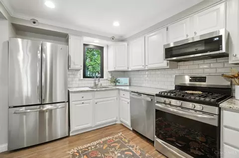 Kitchen - 3862 Settle Rd, Mariemont, OH 45227 photo 4 of 6