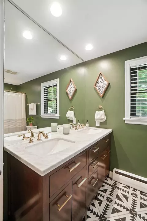 Bath - 3862 Settle Rd, Mariemont, OH 45227 photo 2 of 7