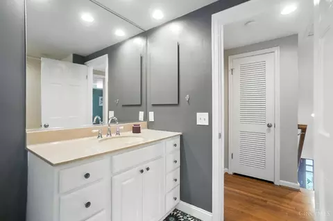 Bath - 3862 Settle Rd, Mariemont, OH 45227 photo 5 of 7