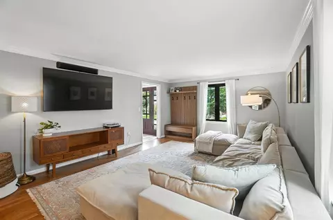 Living - 3862 Settle Rd, Mariemont, OH 45227 photo 2 of 3