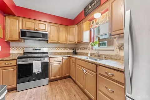 Kitchen - 1465 Dordine Ln, Cincinnati, OH 45231 photo 2 of 5