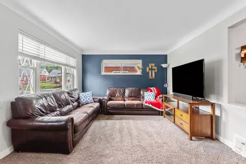 Living - 1465 Dordine Ln, Cincinnati, OH 45231 photo 1 of 1