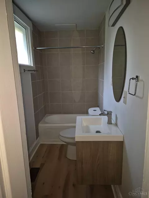 Bath - 955 Wells St, Cincinnati, OH 45205 photo 1 of 5