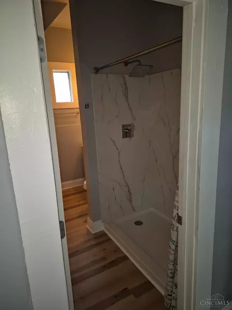 Bath - 955 Wells St, Cincinnati, OH 45205 photo 2 of 5