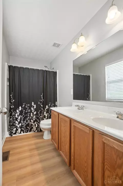 Bath - 1675 Mounts Rd, Maineville, OH 45039 photo 3 of 6