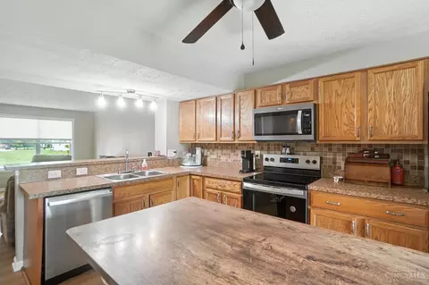Kitchen - 1675 Mounts Rd, Maineville, OH 45039 photo 2 of 3