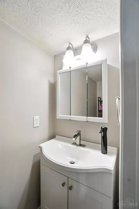 Bath - 1675 Mounts Rd, Maineville, OH 45039 photo 1 of 6