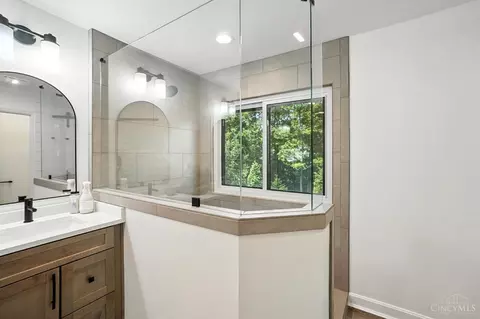 Bath - 836 Dorgene Ln, Cincinnati, OH 45244 photo 6 of 9