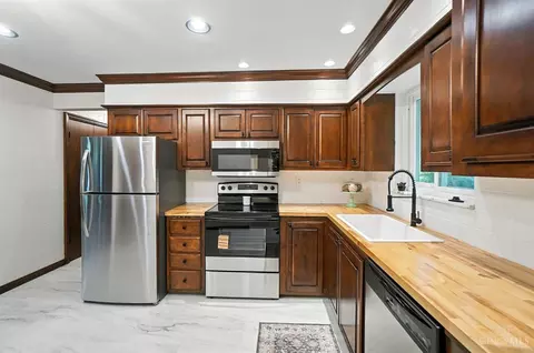 Kitchen - 2000 Neeb Rd, Cincinnati, OH 45233 photo 2 of 3