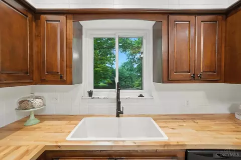 Kitchen - 2000 Neeb Rd, Cincinnati, OH 45233 photo 3 of 3