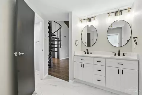 Bath - 8372 Heritage Dr, Cincinnati, OH 45249 photo 3 of 5