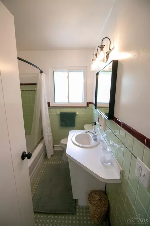 Bath - 3773 Belfast Ave, Cincinnati, OH 45236 photo 1 of 2
