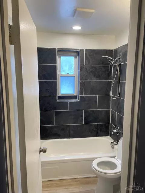 Bath - 3369 Ninann Ct, Cincinnati, OH 45211 photo 1 of 3