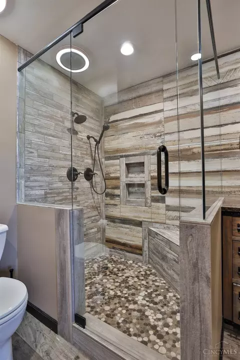 Bath - 3369 Linsan Dr, Cincinnati, OH 45239 photo 3 of 5