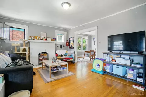 Living - 458 Lloyd Pl, Cincinnati, OH 45219 photo 6 of 8