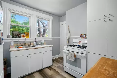 Kitchen - 458 Lloyd Pl, Cincinnati, OH 45219 photo 5 of 8