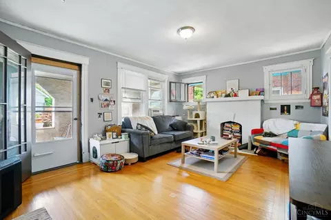 Living - 458 Lloyd Pl, Cincinnati, OH 45219 photo 5 of 8