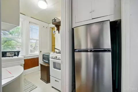 Entry Way - 458 Lloyd Pl, Cincinnati, OH 45219 photo 3 of 4