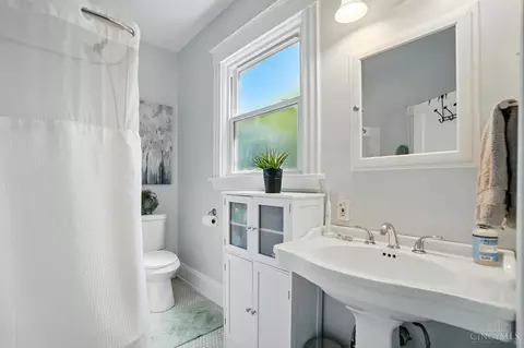Bath - 458 Lloyd Pl, Cincinnati, OH 45219 photo 2 of 4