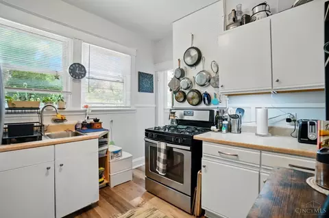 Kitchen - 458 Lloyd Pl, Cincinnati, OH 45219 photo 1 of 8