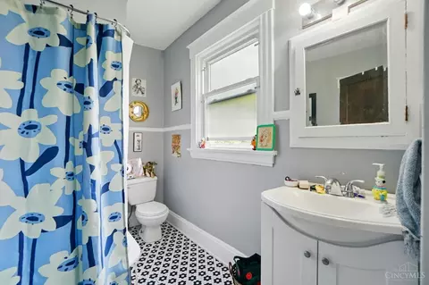Bath - 458 Lloyd Pl, Cincinnati, OH 45219 photo 3 of 4