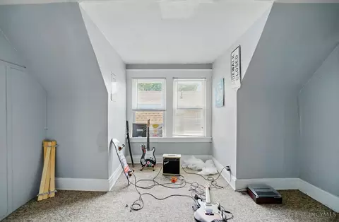 Bedroom - 458 Lloyd Pl, Cincinnati, OH 45219 photo 6 of 8
