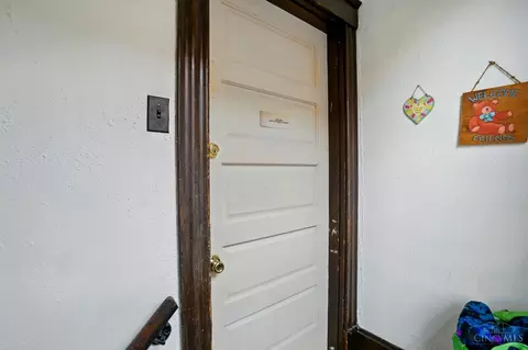 Entry Way - 458 Lloyd Pl, Cincinnati, OH 45219 photo 2 of 4