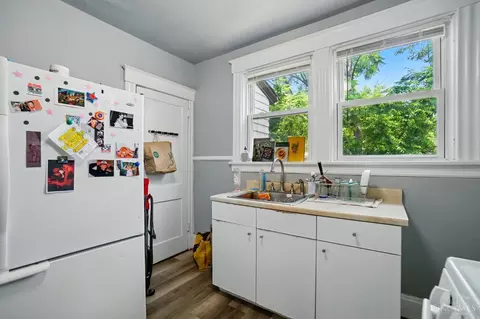 Kitchen - 458 Lloyd Pl, Cincinnati, OH 45219 photo 6 of 8