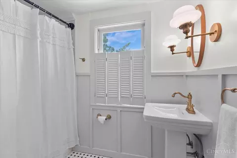 Bath - 4879 Klatte Rd, Cincinnati, OH 45244 photo 7 of 7
