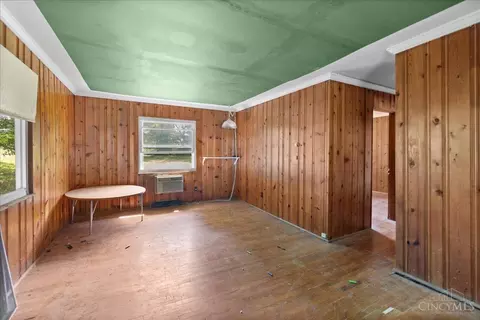 Living - 4879 Klatte Rd, Cincinnati, OH 45244 photo 6 of 8