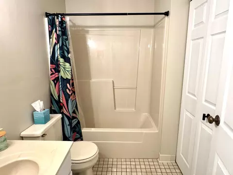 Bath - 5366 Werk Rd, Cincinnati, OH 45248 photo 5 of 6