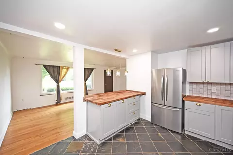 Kitchen - 523 Jackie Ln, Cincinnati, OH 45244 photo 5 of 7