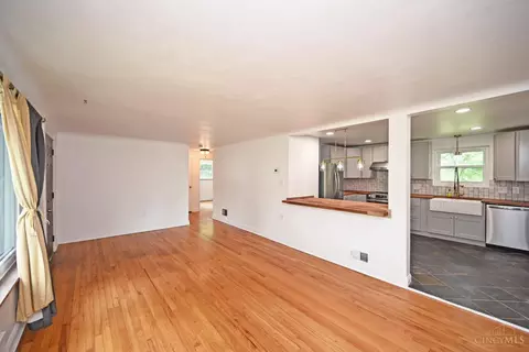 Living - 523 Jackie Ln, Cincinnati, OH 45244 photo 4 of 8