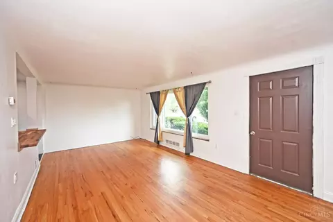 Living - 523 Jackie Ln, Cincinnati, OH 45244 photo 2 of 8