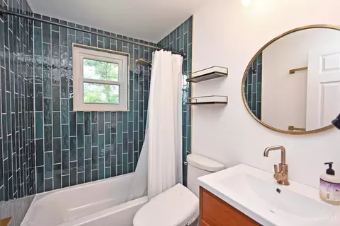 Bath - 523 Jackie Ln, Cincinnati, OH 45244 photo 1 of 2