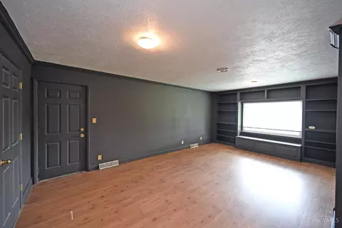 Living - 523 Jackie Ln, Cincinnati, OH 45244 photo 6 of 8