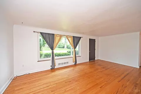 Living - 523 Jackie Ln, Cincinnati, OH 45244 photo 5 of 8