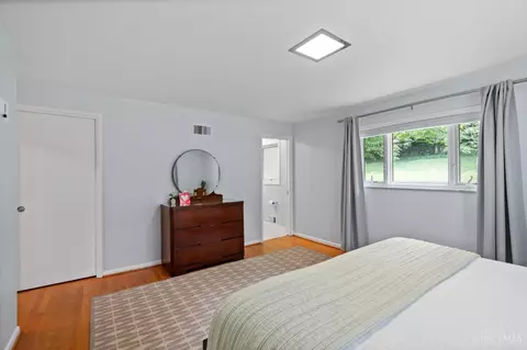 Bedroom - 6673 Apache Cir, Madeira, OH 45243 photo 5 of 6