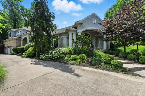 3 Cloister Ct, Cincinnati, OH 45208