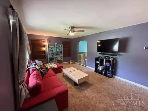 Living - 829 Youngs Ln, Cincinnati, OH 45245 photo 1 of 2