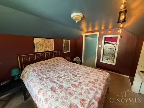Bedroom - 829 Youngs Ln, Cincinnati, OH 45245 photo 5 of 6
