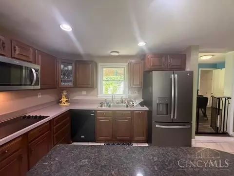 Kitchen - 829 Youngs Ln, Cincinnati, OH 45245 photo 2 of 3